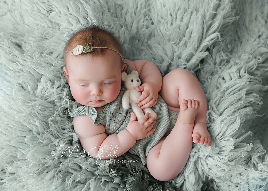 Can we all just take a moment for those gorgeous chubby cheeks? 🥹🤍

Who wishes they had a beautiful portrait like this of their little one at 6 months old?

This beautiful family flies over from Dubai every year, and I'm so incredibly grateful that they continue to trust me to capture their growing family. Watching their little ones grow year after year is such a privilege. ✨💕📸